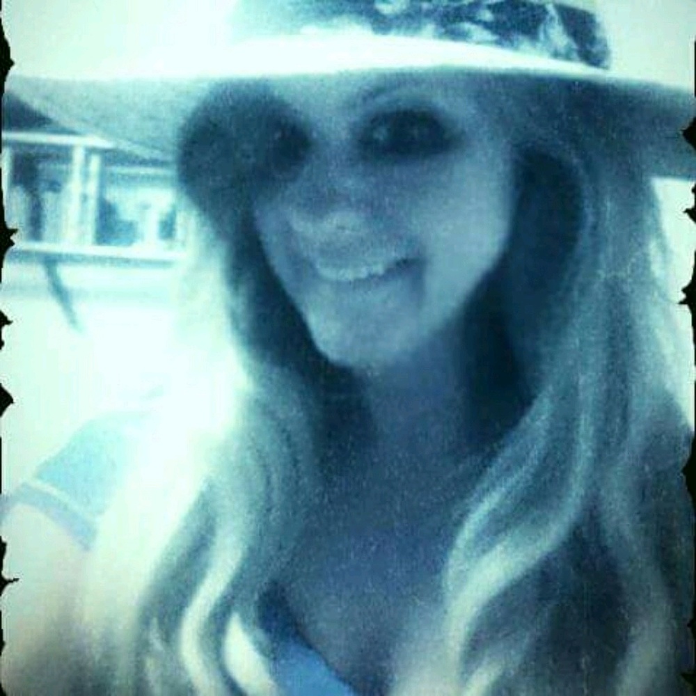 Meet your Posher, Lora